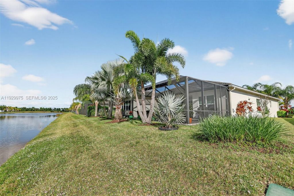 Image 39 of property listing at 11051 SW Ivory Springs Ln, Port St. Lucie, FL 34987