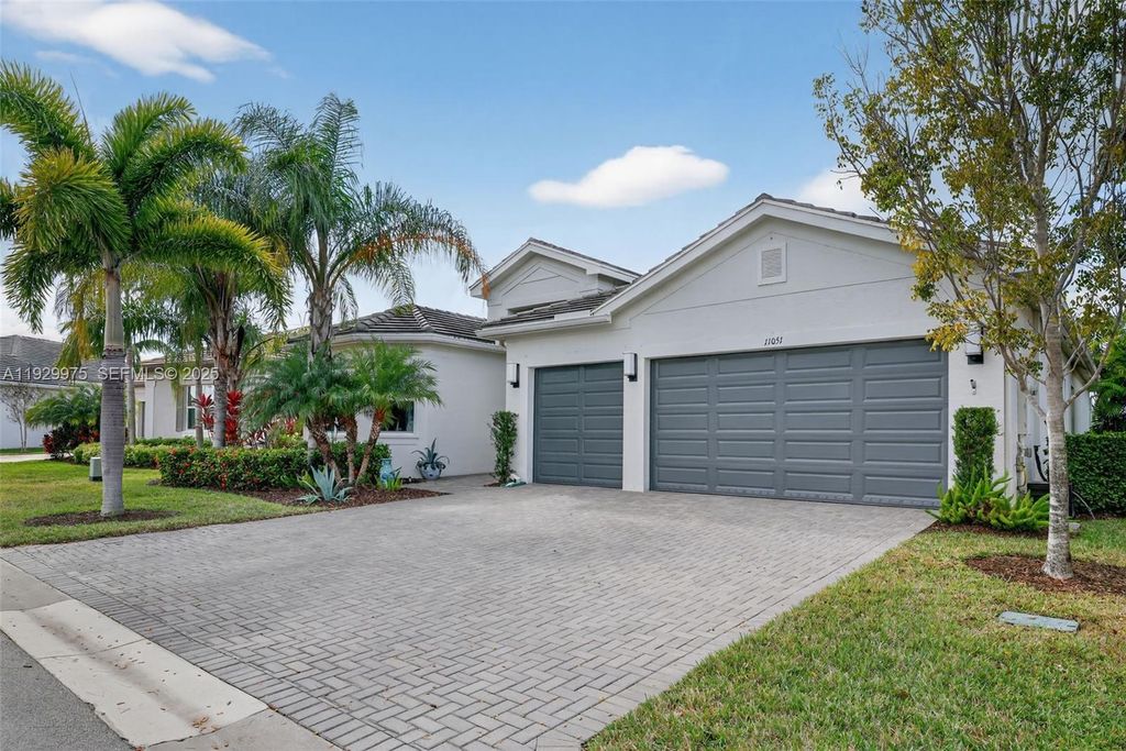 Image 4 of property listing at 11051 SW Ivory Springs Ln, Port St. Lucie, FL 34987