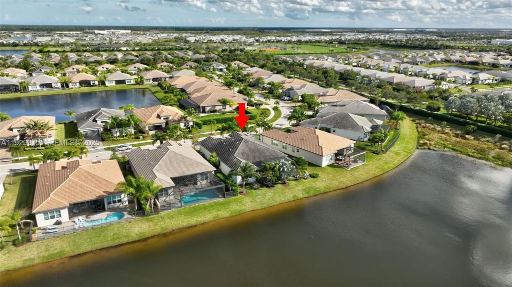 Image 45 of property listing at 11051 SW Ivory Springs Ln, Port St. Lucie, FL 34987