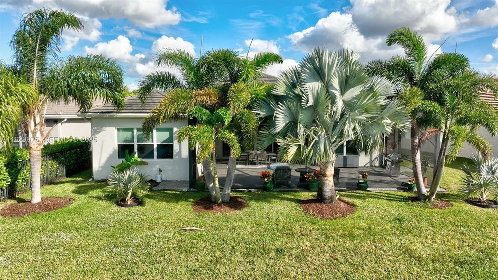 Image 46 of property listing at 11051 SW Ivory Springs Ln, Port St. Lucie, FL 34987