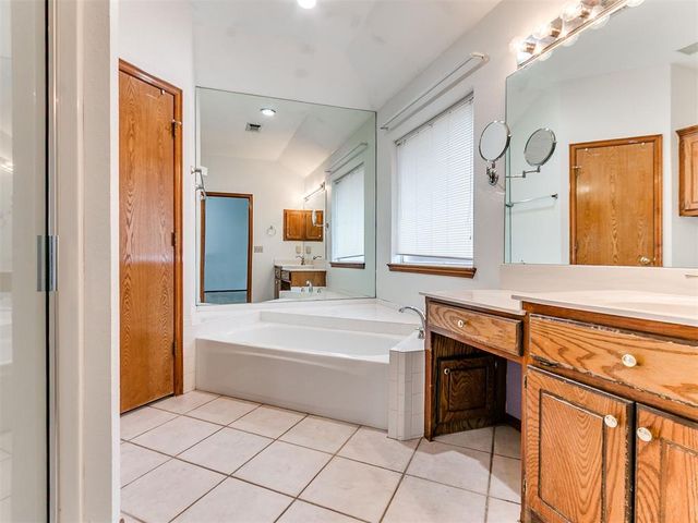 1653 NE 9th Street, Moore, OK 73160