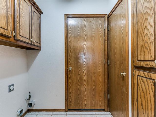 1653 NE 9th Street, Moore, OK 73160