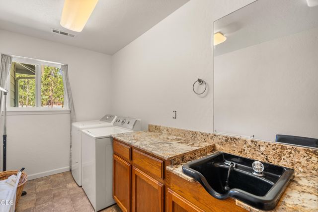 2749 Jumpoff Joe Creek Road, Grants Pass, OR 97526