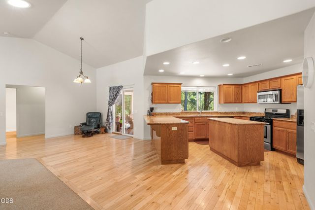 2749 Jumpoff Joe Creek Road, Grants Pass, OR 97526