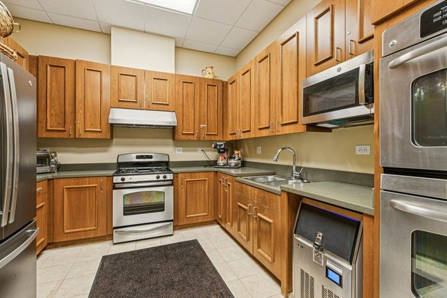 3251 Sheridan Lane, Mundelein, IL 60060