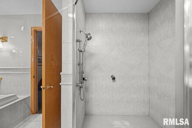 2718 30TH Street Court, Moline, IL 61265