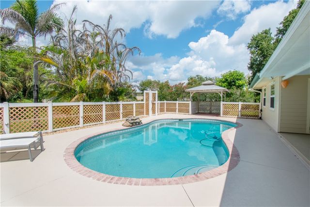 285 32nd Court SW, Vero Beach, FL 32968