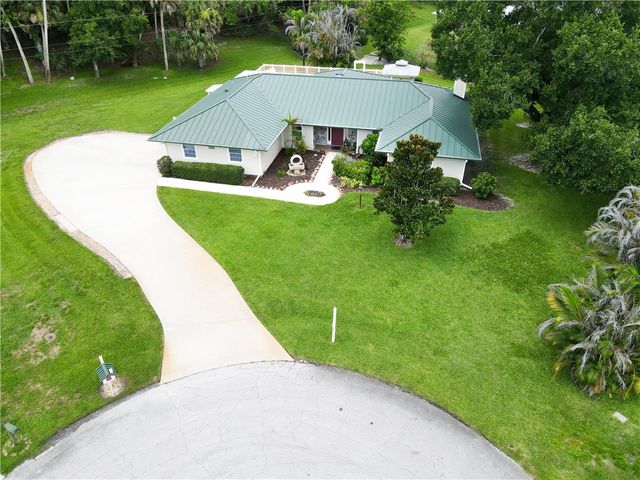 285 32nd Court SW, Vero Beach, FL 32968