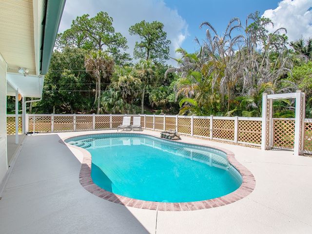 285 32nd Court SW, Vero Beach, FL 32968