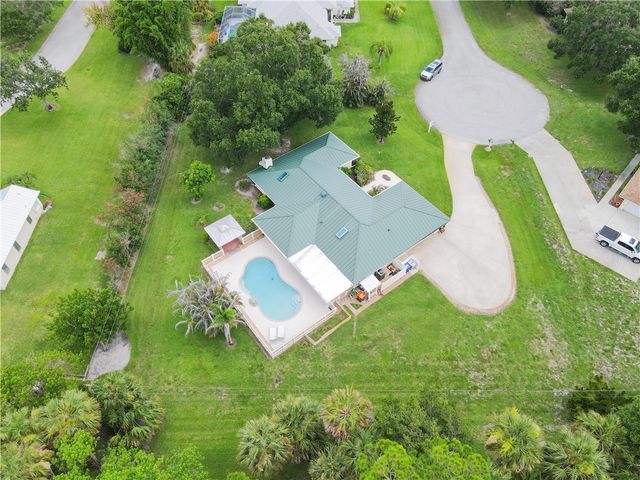 285 32nd Court SW, Vero Beach, FL 32968