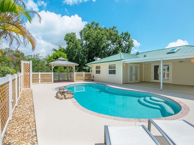 285 32nd Court SW, Vero Beach, FL 32968
