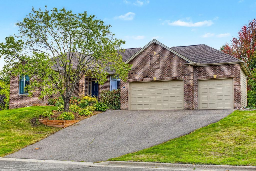 818 Park Place Drive, Mendota Heights, MN 55118