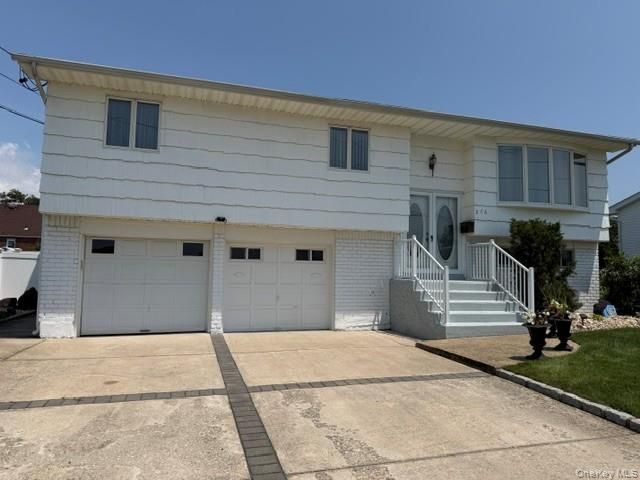 276 N Lewis Avenue, Lindenhurst, NY 11757