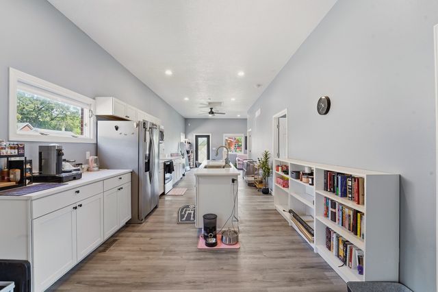 2301 E Grand Avenue, Des Moines, IA 50317