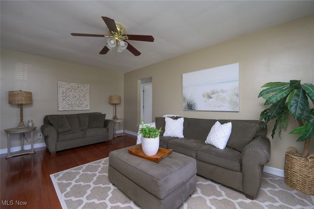 742 Dresden Drive, Hubbard, OH 44425