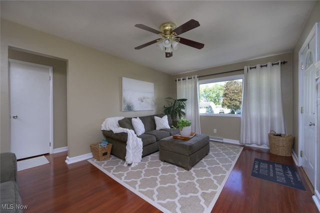 742 Dresden Drive, Hubbard, OH 44425