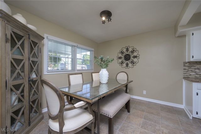 742 Dresden Drive, Hubbard, OH 44425