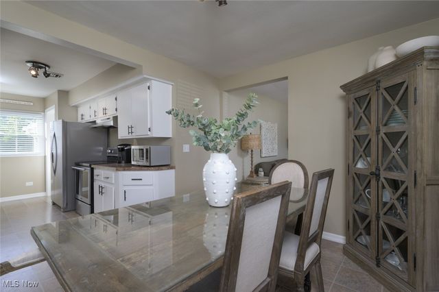 742 Dresden Drive, Hubbard, OH 44425