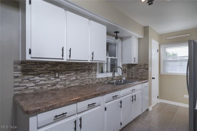 742 Dresden Drive, Hubbard, OH 44425