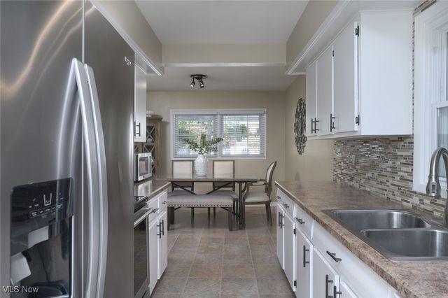 742 Dresden Drive, Hubbard, OH 44425