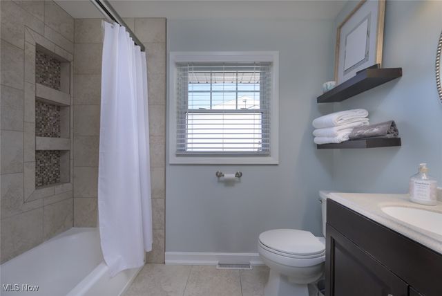 742 Dresden Drive, Hubbard, OH 44425