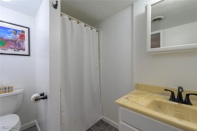 742 Dresden Drive, Hubbard, OH 44425