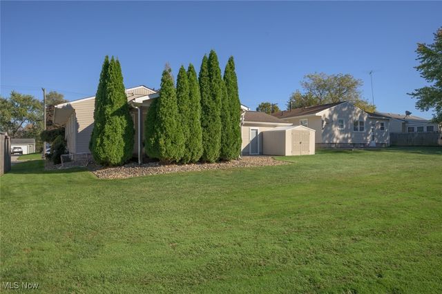 742 Dresden Drive, Hubbard, OH 44425