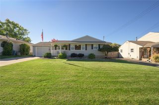 742 Dresden Drive, Hubbard, OH 44425