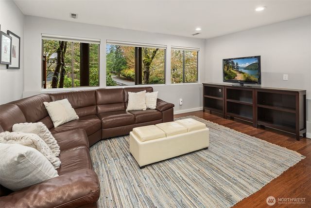 6700 81st Avenue SE, Mercer Island, WA 98040