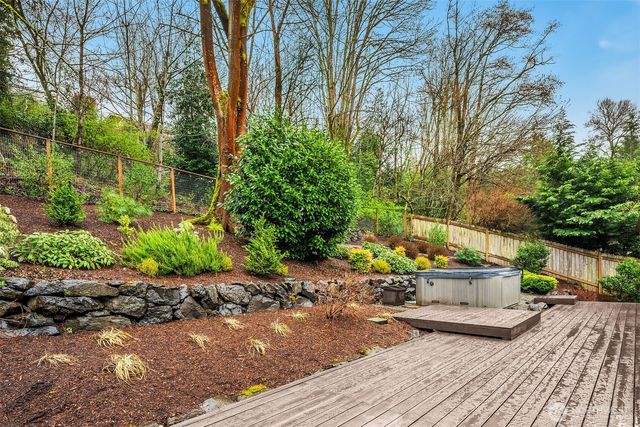 6700 81st Avenue SE, Mercer Island, WA 98040