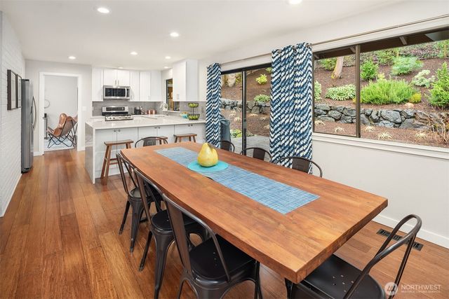 6700 81st Avenue SE, Mercer Island, WA 98040