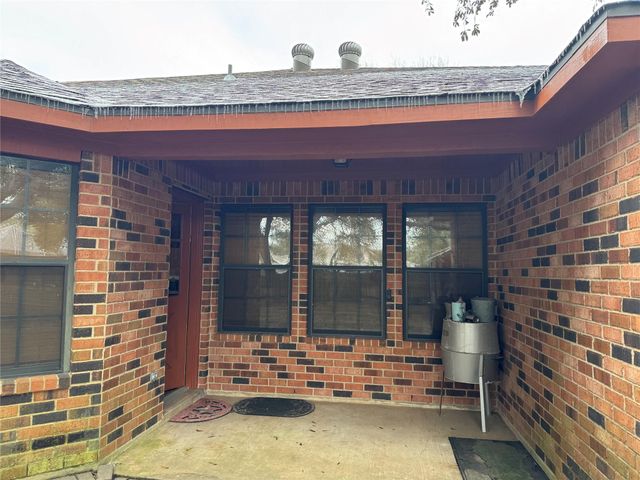 108 Meadow Drive, Bellville, TX 77418