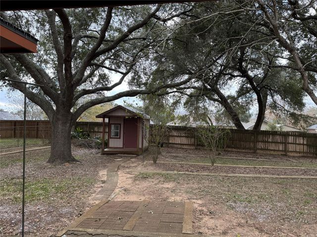 108 Meadow Drive, Bellville, TX 77418