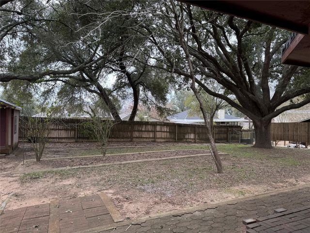 108 Meadow Drive, Bellville, TX 77418