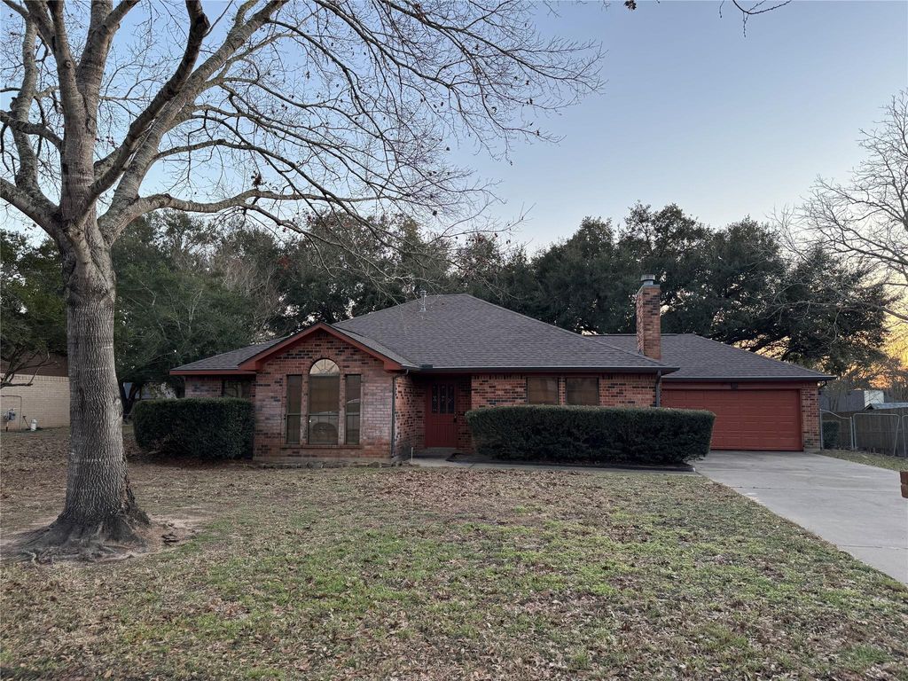 108 Meadow Drive, Bellville, TX 77418