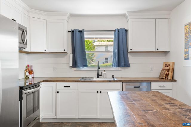 105 HARTMANS MILL RD, Charlottesville, VA 22902