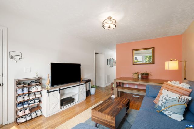 105 HARTMANS MILL RD, Charlottesville, VA 22902