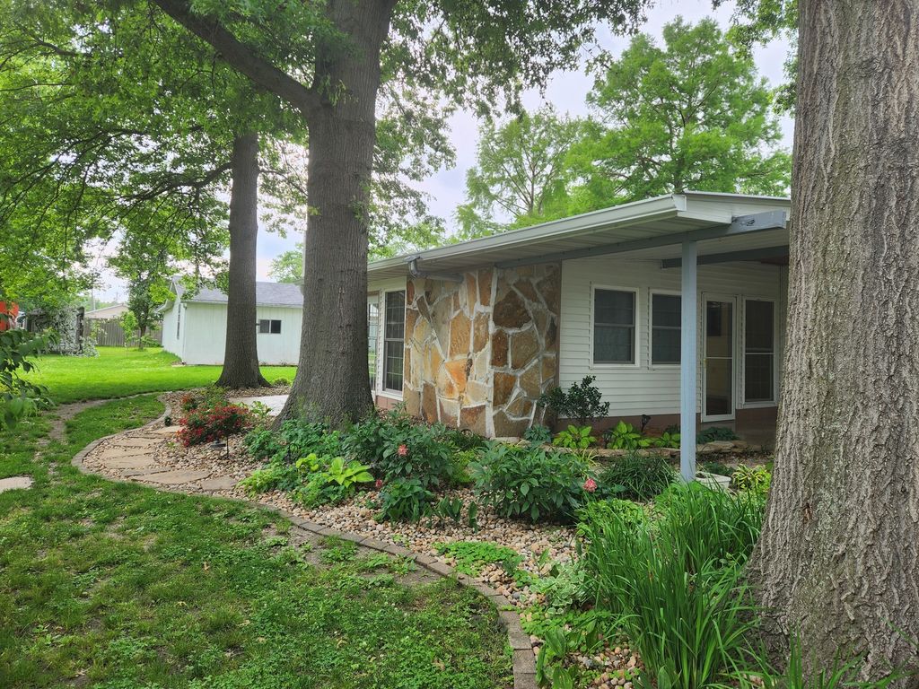 Image 32 of property listing at 211 E Depew Street, Odin, IL 62870