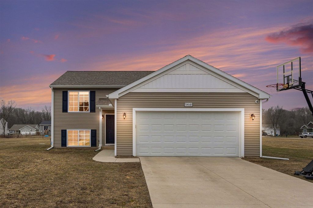 58640 Pond View Lane, Three Rivers, MI 49093