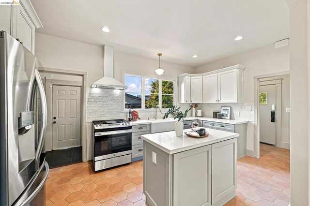 1021 E 23Rd St, Oakland, CA 94606