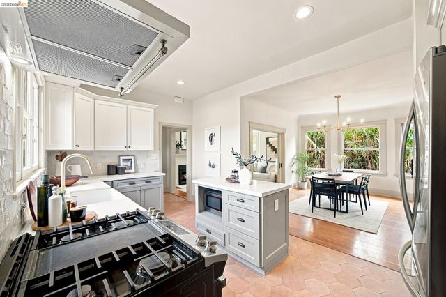 1021 E 23Rd St, Oakland, CA 94606
