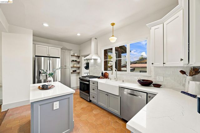 1021 E 23Rd St, Oakland, CA 94606
