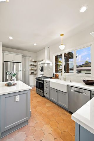 1021 E 23Rd St, Oakland, CA 94606