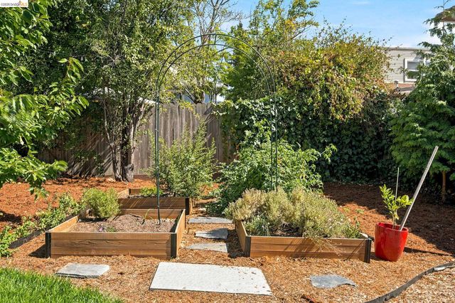 1021 E 23Rd St, Oakland, CA 94606