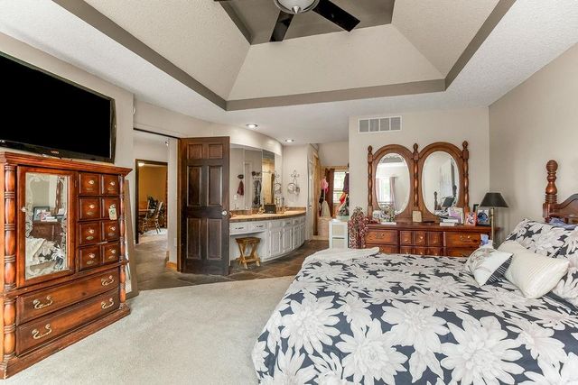5024 SW Kingfisher Drive, Lee's Summit, MO 64082