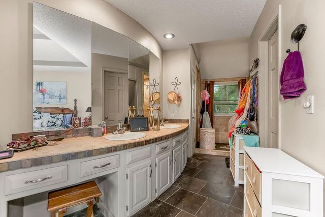 5024 SW Kingfisher Drive, Lee's Summit, MO 64082