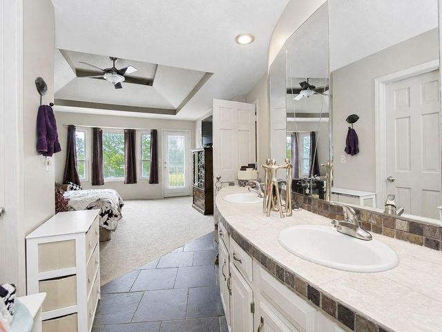 5024 SW Kingfisher Drive, Lee's Summit, MO 64082