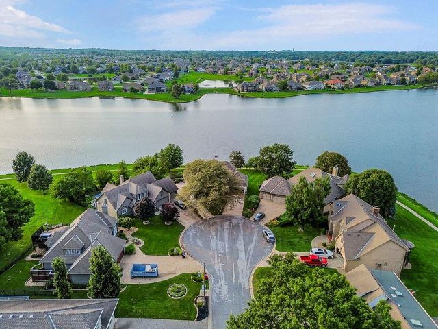 5024 SW Kingfisher Drive, Lee's Summit, MO 64082