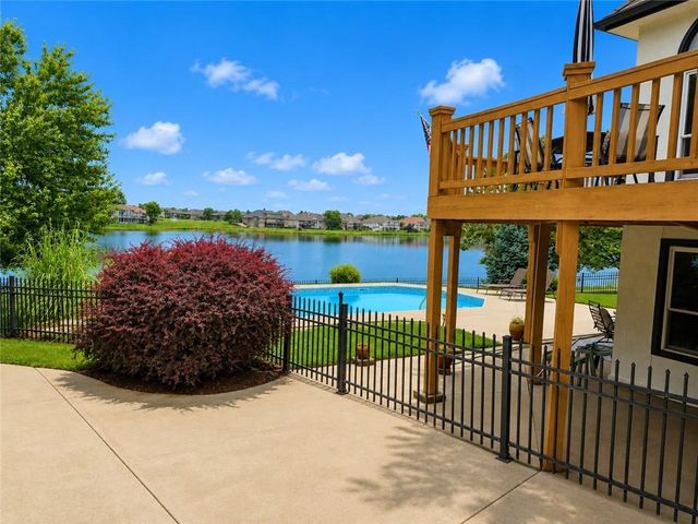 5024 SW Kingfisher Drive, Lee's Summit, MO 64082