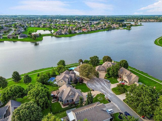 5024 SW Kingfisher Drive, Lee's Summit, MO 64082
